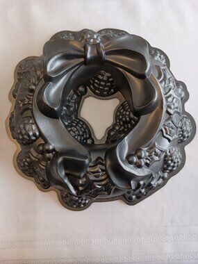 Nordic Ware Holiday Wreath Bundt Cake Pan